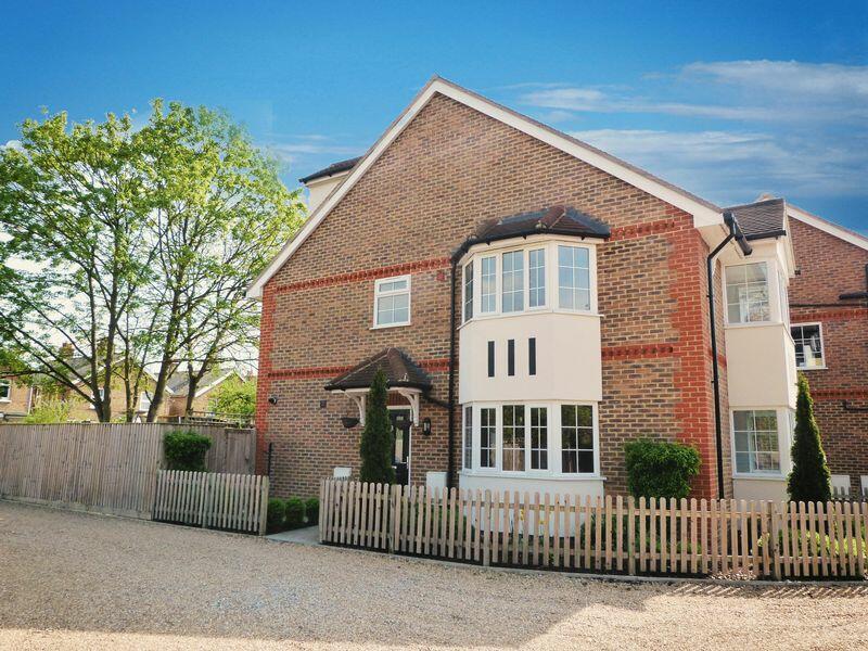 4 bedroom detached house for sale in Furlong Road, Bourne End, SL8