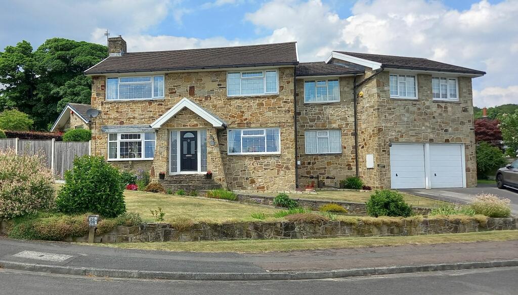 5 bedroom detached house for sale in The Fairway, Fixby, HD2 2HU, HD2
