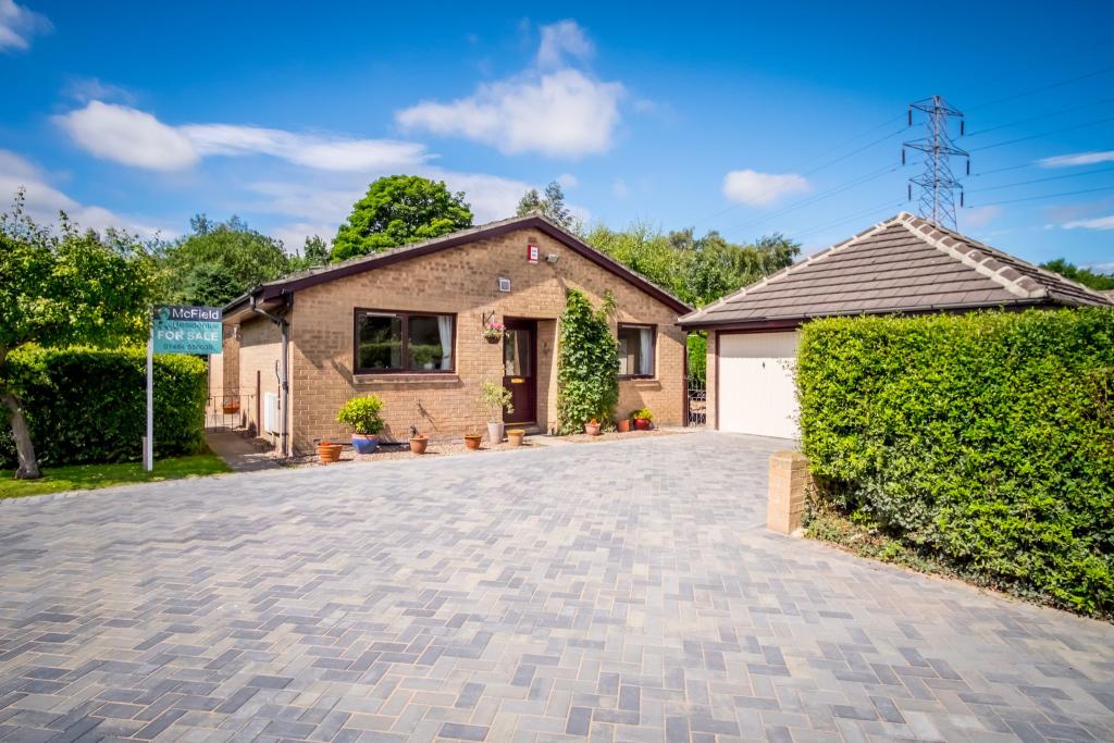3 bedroom detached bungalow for sale in Bolehill Park, Hove Edge, HD6 2RS, HD6