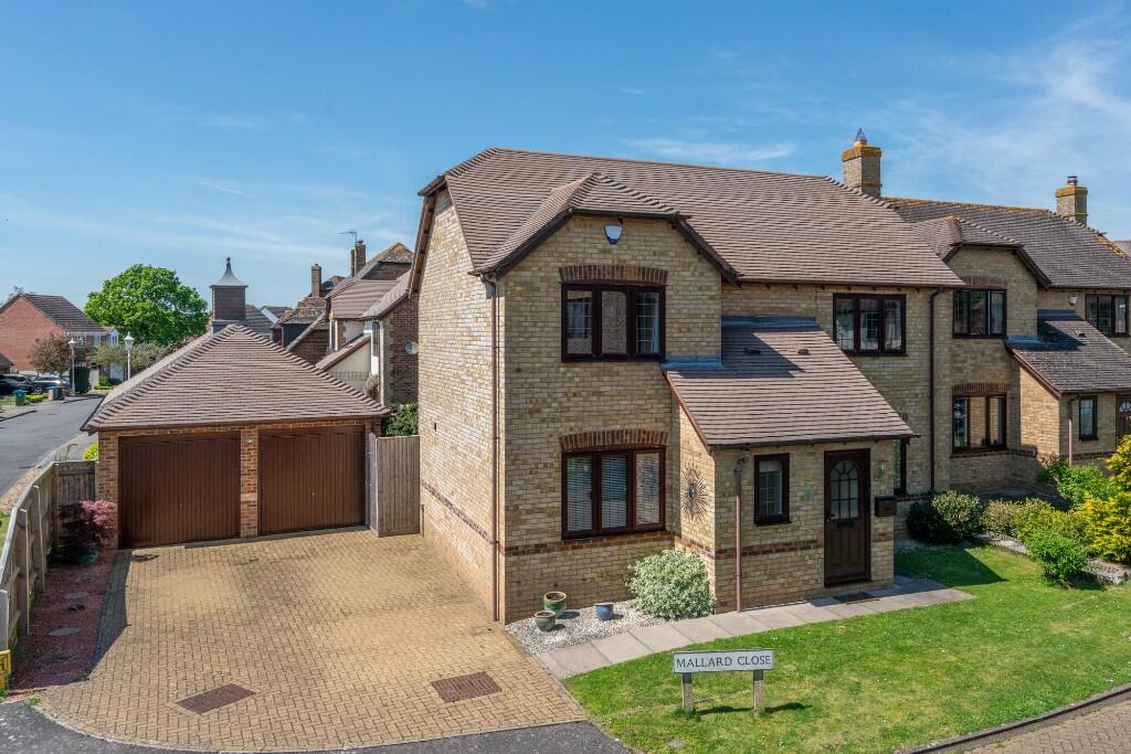 4 bedroom detached house for sale in Mallard Close, Watermead, Bucks, HP19