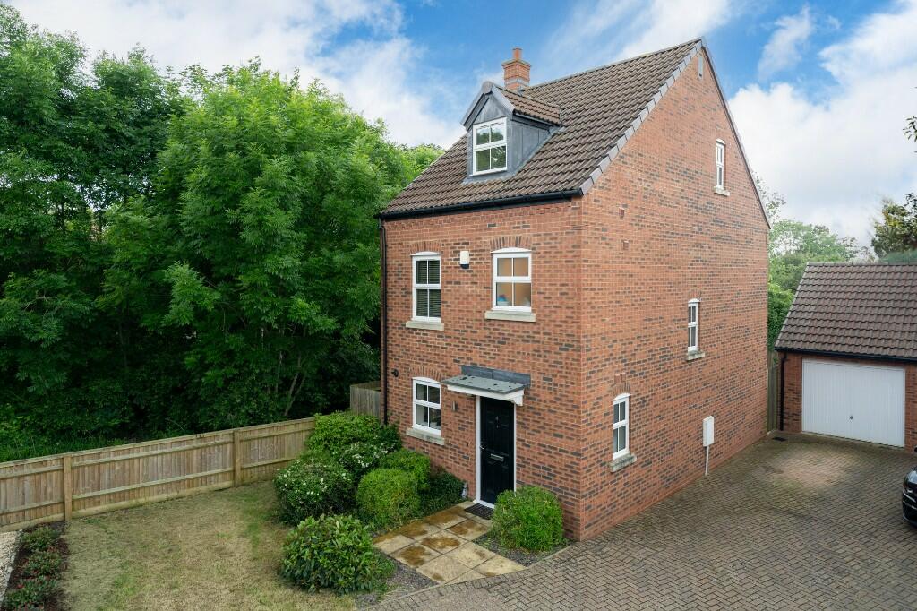 3 bedroom detached house for sale in London Close, Fairford Leys