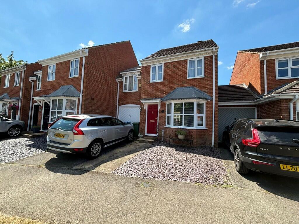 3 bedroom link detached house for sale in Lark Vale, Aylesbury