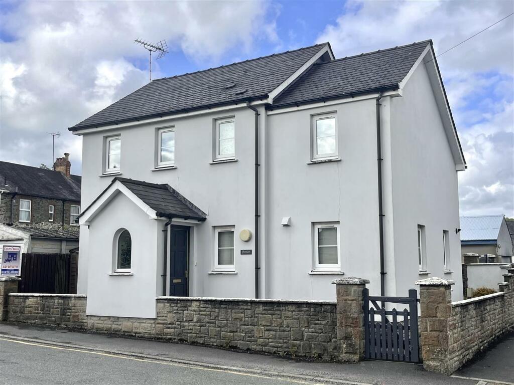 3 bedroom detached house for sale in Cambrian Road, Lampeter, SA48