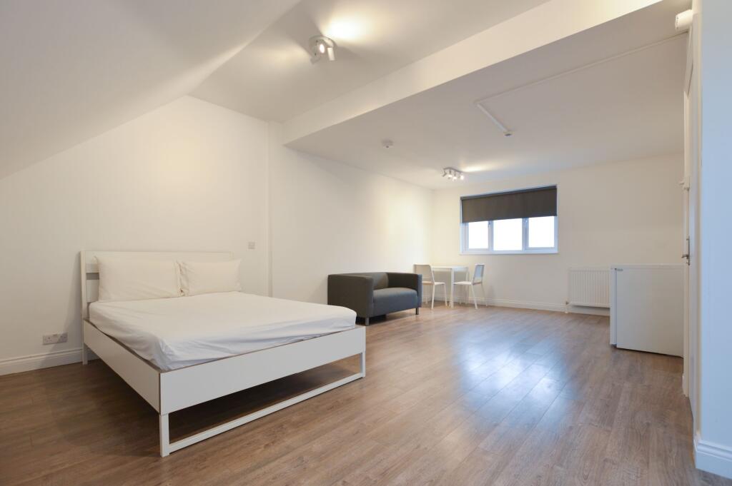 Main image of property: Room 6, 41 Woodland Way, Mill Hill