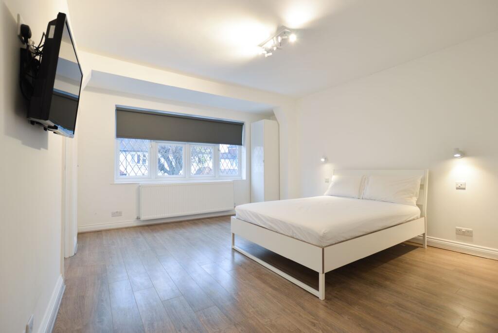 Main image of property: Room 4, 41 Woodland Way, Mill Hill
