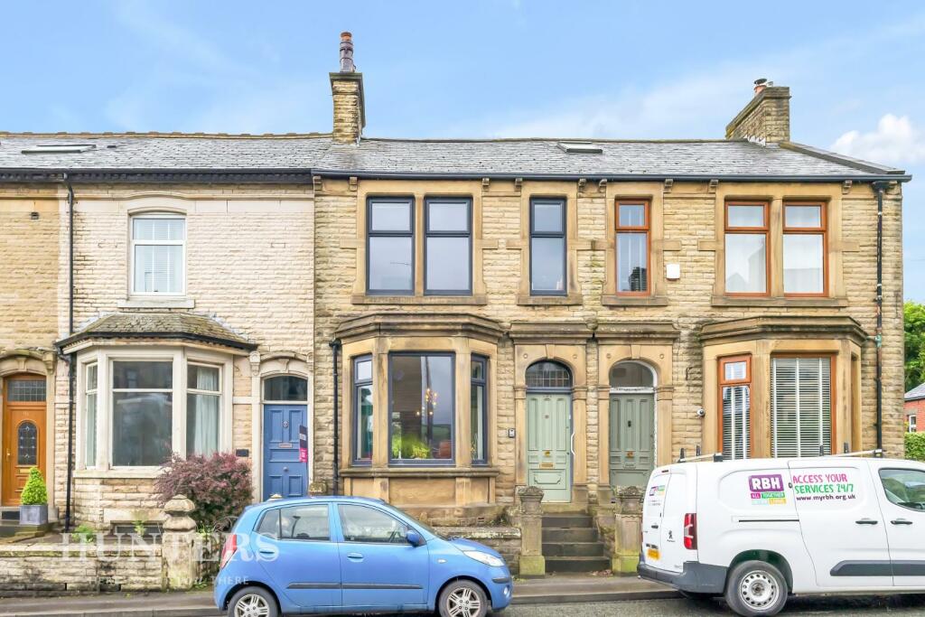 4 bedroom terraced house for sale in Featherstall Road, Littleborough