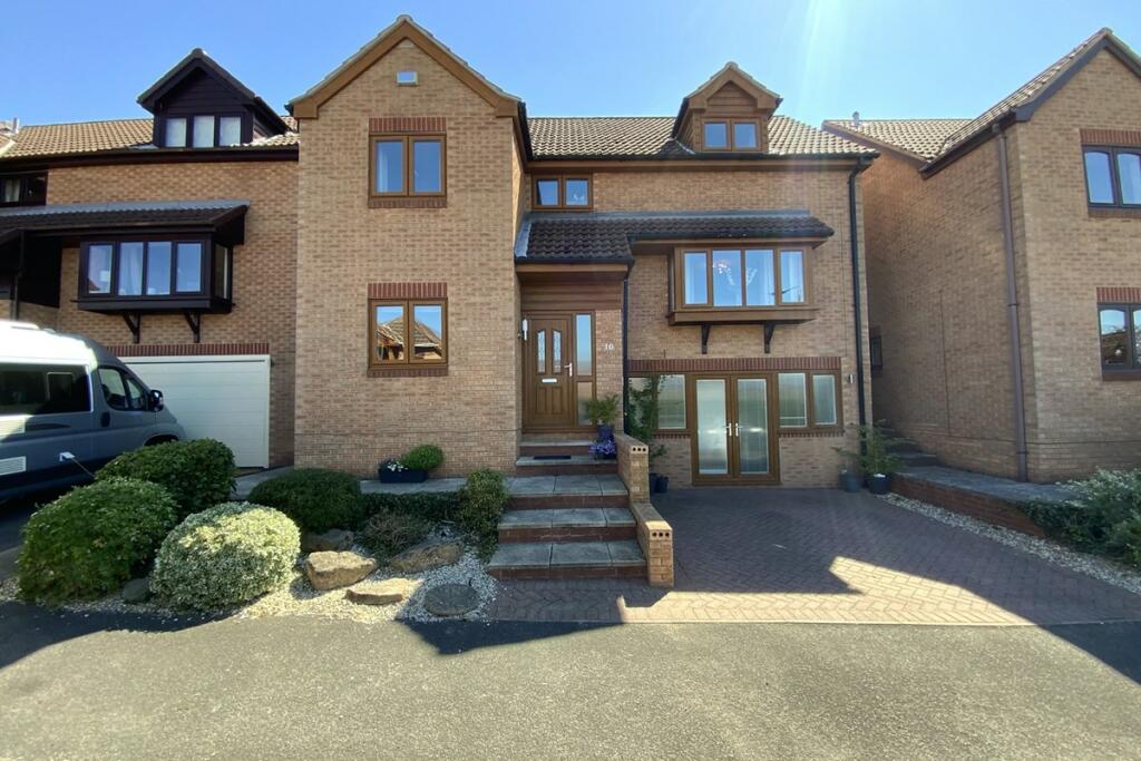 5 bedroom detached house for sale in Ivyside Close, Killamarsh