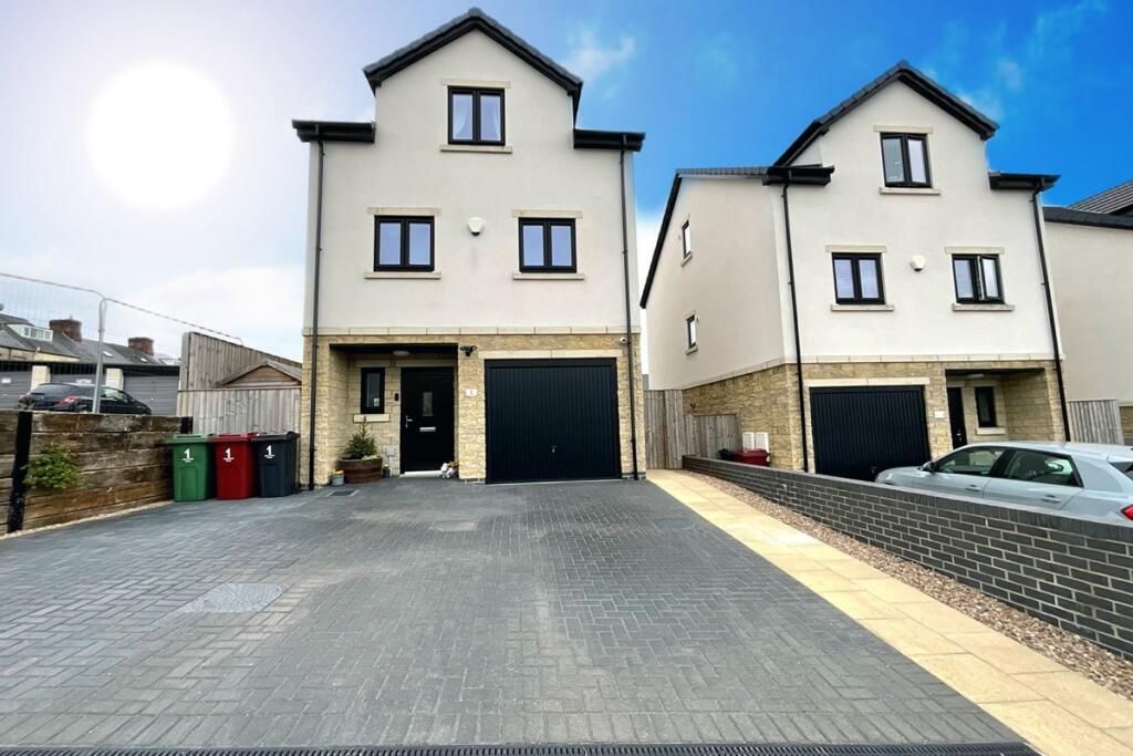 4 bedroom detached house for sale in Woodall Way, Killamarsh, Sheffield