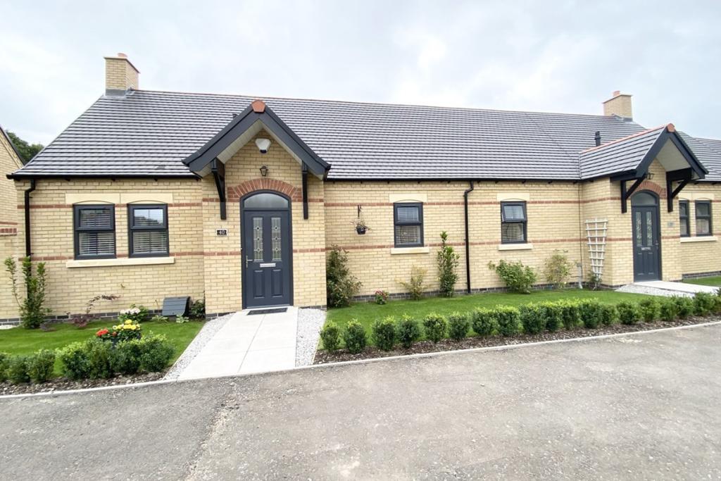 2 bedroom bungalow for sale in Robertson Grove, Worksop