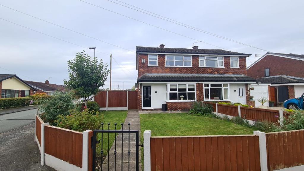 3 bedroom semidetached house for sale in Meadow Lane, Fearnhead