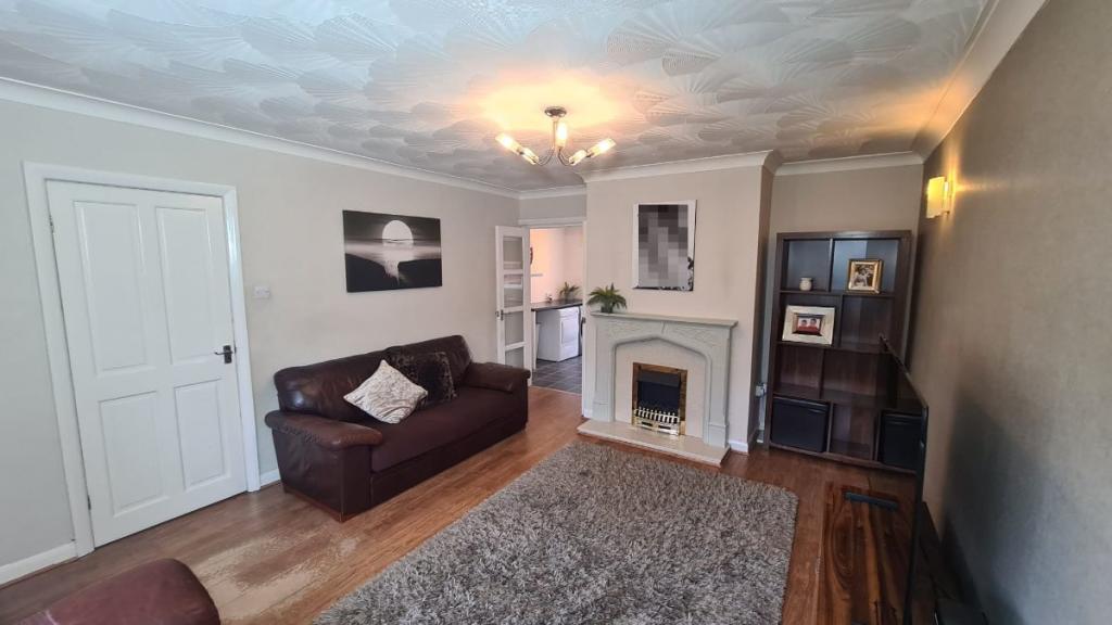 3 bedroom semidetached house for sale in Meadow Lane, Fearnhead