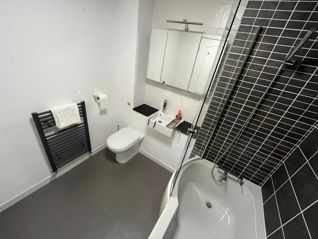 4 bedroom detached house for sale in Vincent Close, Old Hall