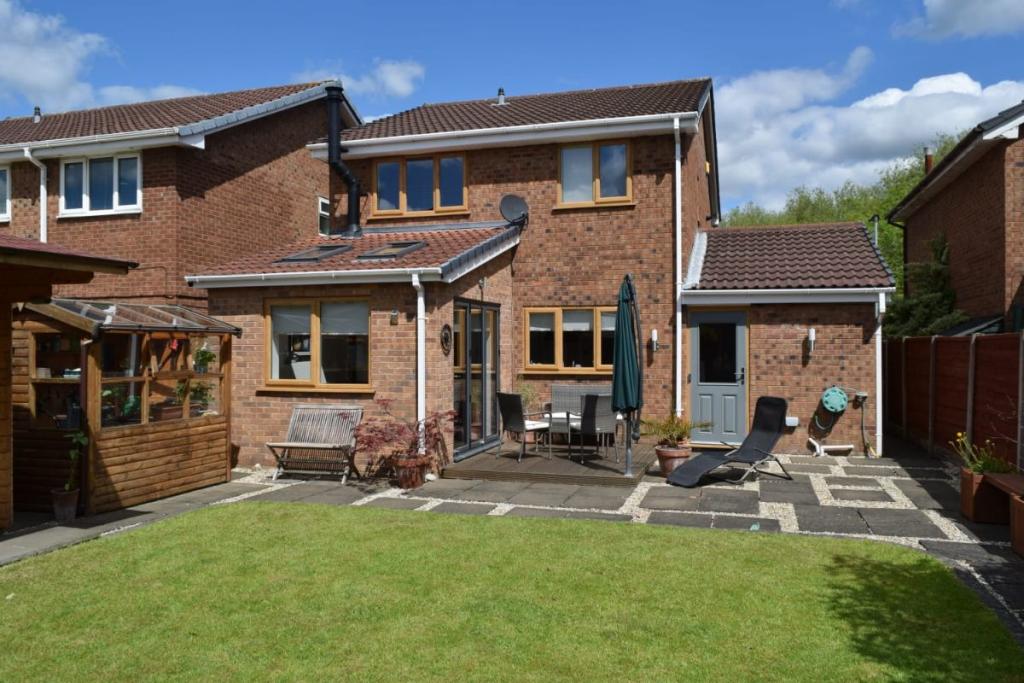 4 bedroom detached house for sale in Vincent Close, Old Hall