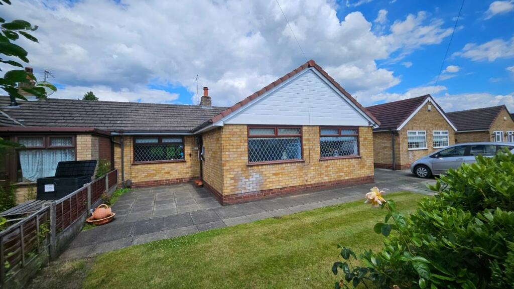 3 bedroom semidetached bungalow for sale in Rushmore Grove, Paddington