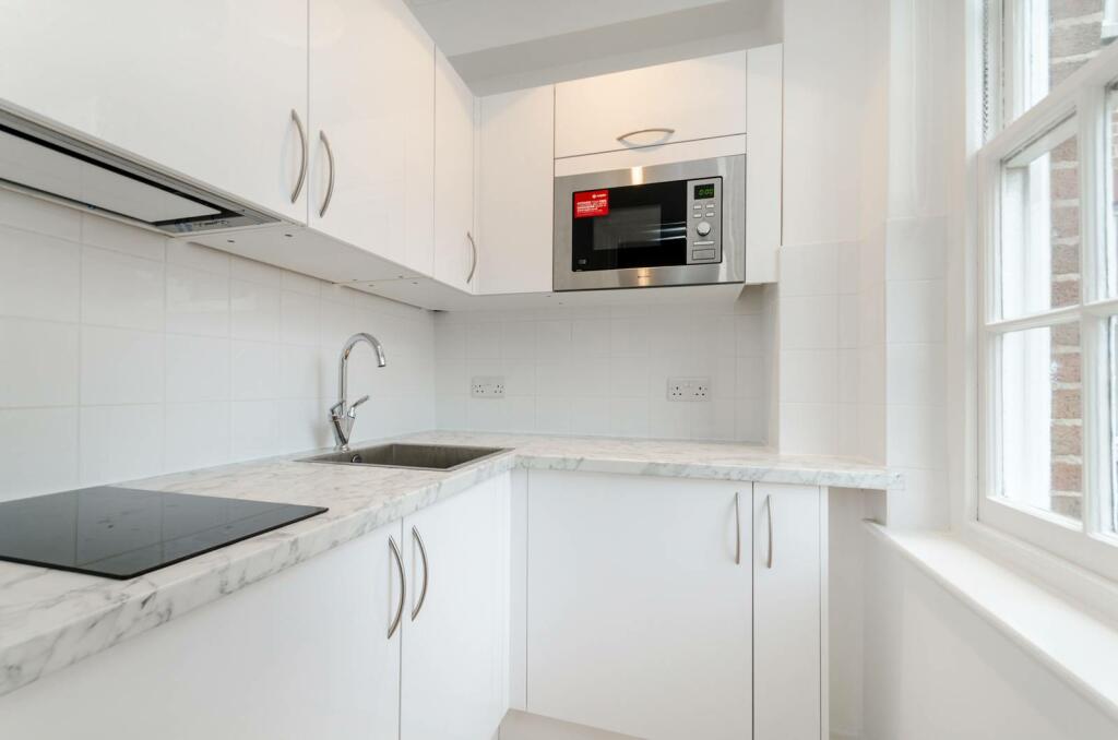 Studio flat for sale in Edgware Road, Marylebone, London, W2