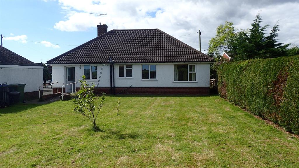 3 bedroom detached bungalow for sale in Bryn Siriol, Coedpoeth, Wrexham