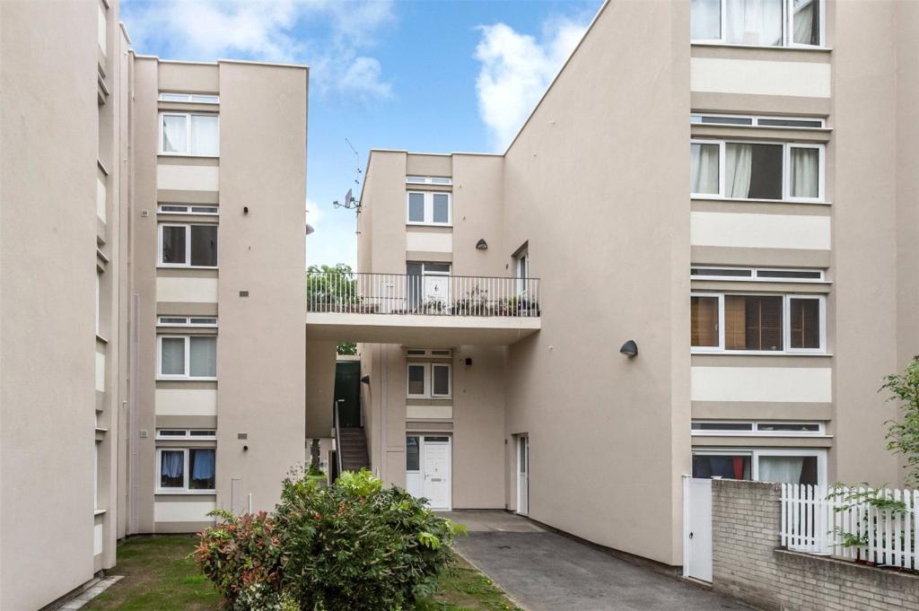 4 bedroom for rent in Cedars Road, London, SW4