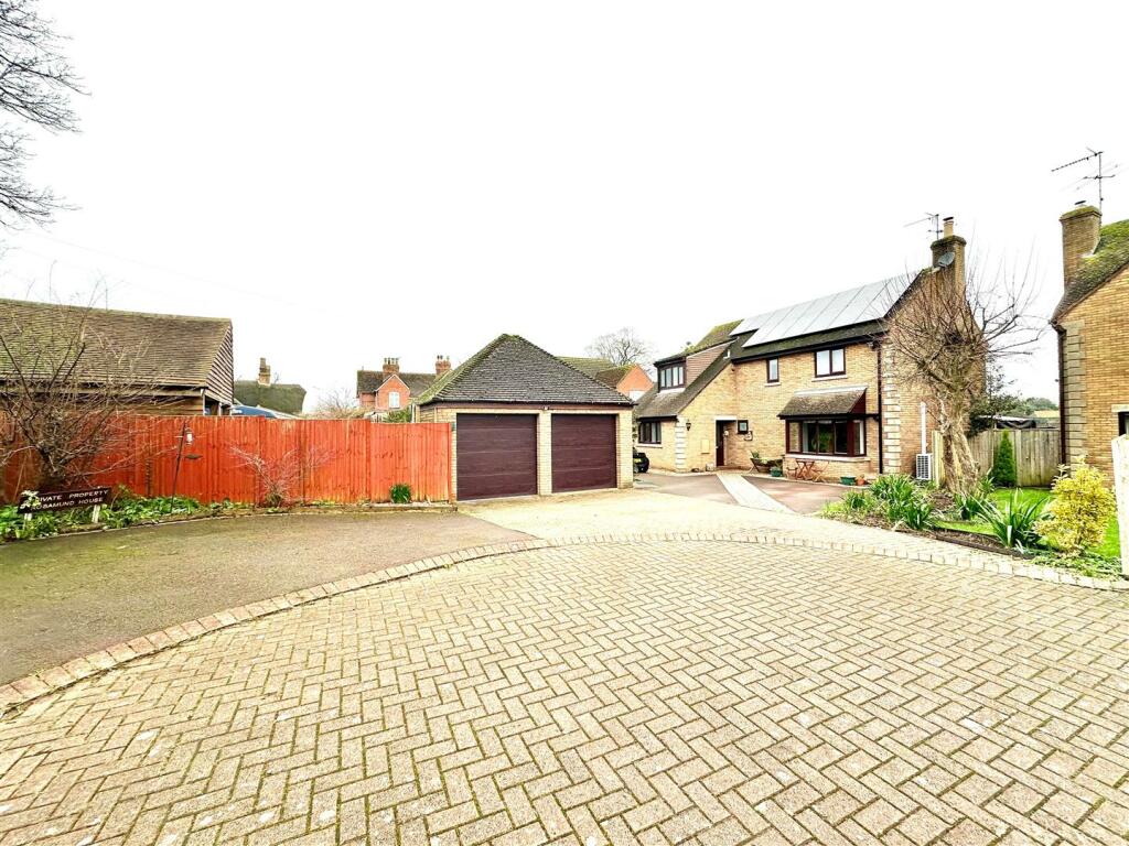 4 bedroom detached house for sale in Whitminster Lane, Frampton On