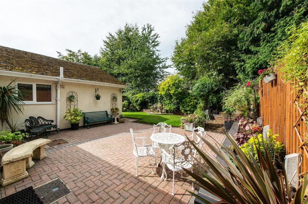 3 bedroom detached bungalow for sale in Kidderminster Road, Hagley