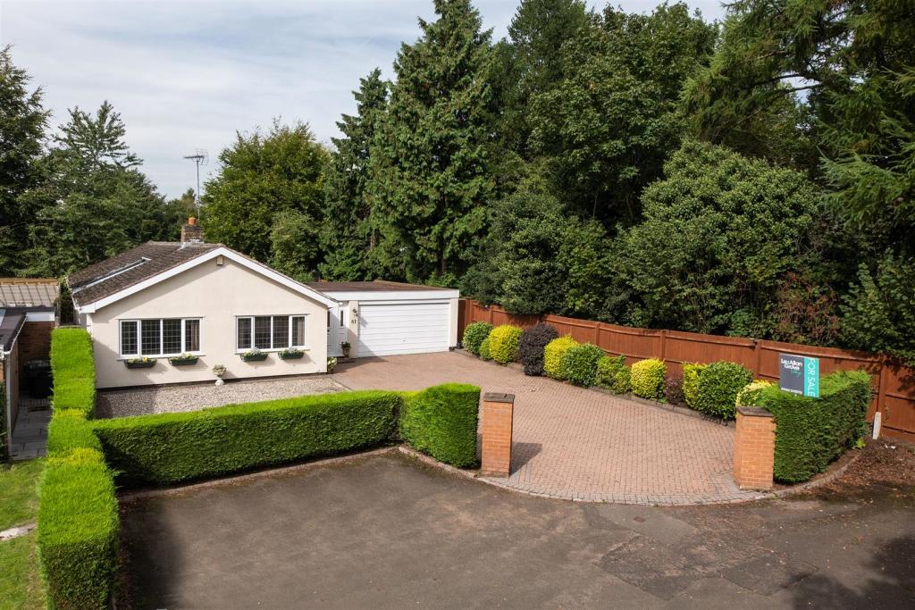 3 bedroom detached bungalow for sale in Kidderminster Road, Hagley