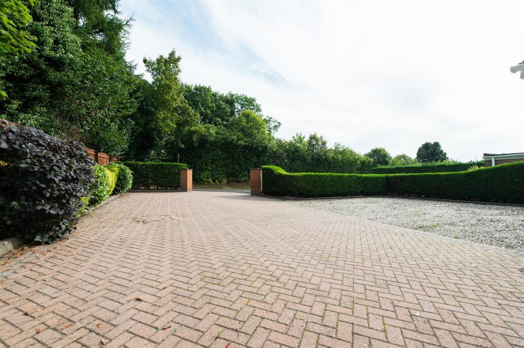 3 bedroom detached bungalow for sale in Kidderminster Road, Hagley