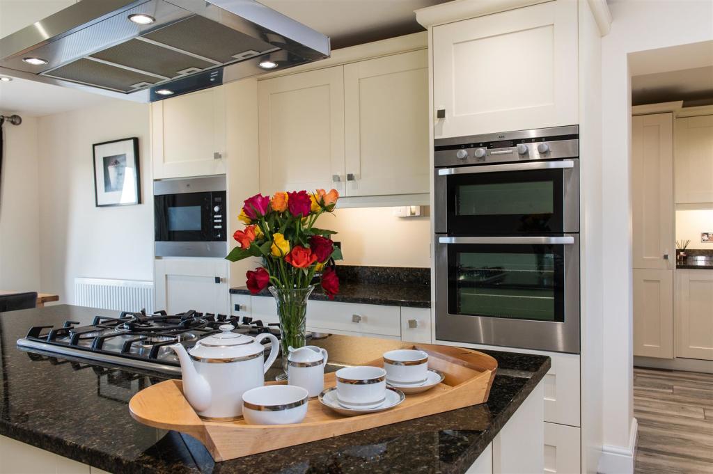 4 bedroom detached house for sale in Orchard End, Holy Cross Lane