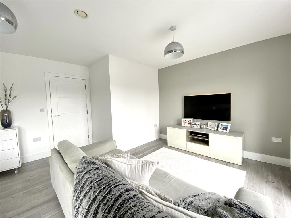 2 bedroom flat for sale in Camberley, GU15