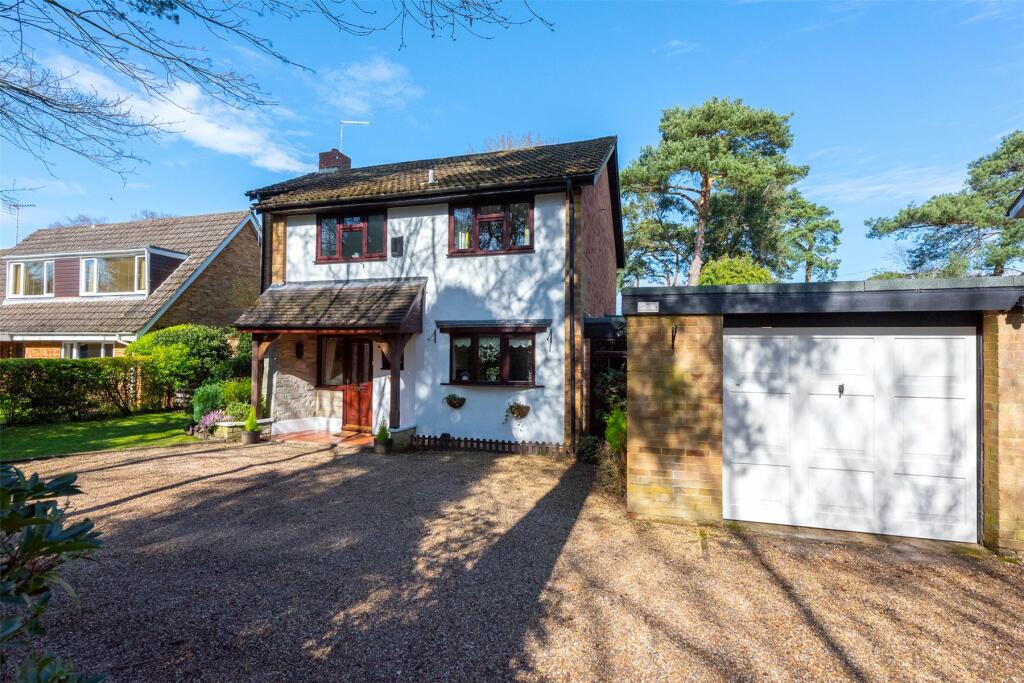 3 bedroom detached house for sale in Roundway, Camberley, Surrey, GU15