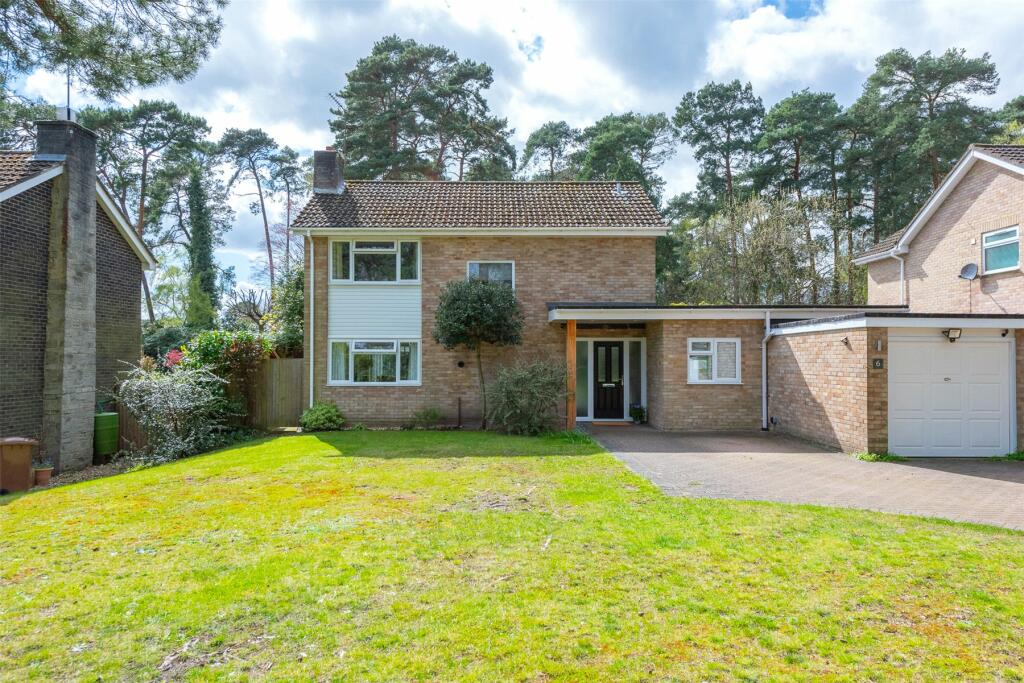 3 bedroom link detached house for sale in Green Hill Road, Camberley