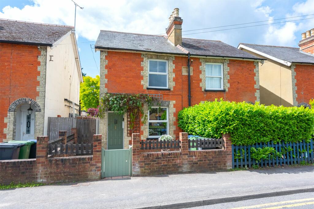 3 bedroom semidetached house for sale in Guildford Road, Bagshot