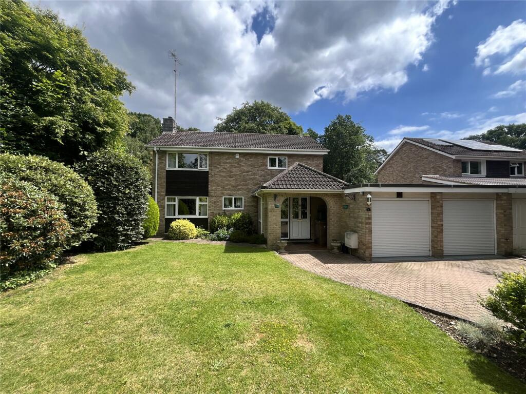 4 bedroom link detached house for sale in Greenhill Close, Camberley