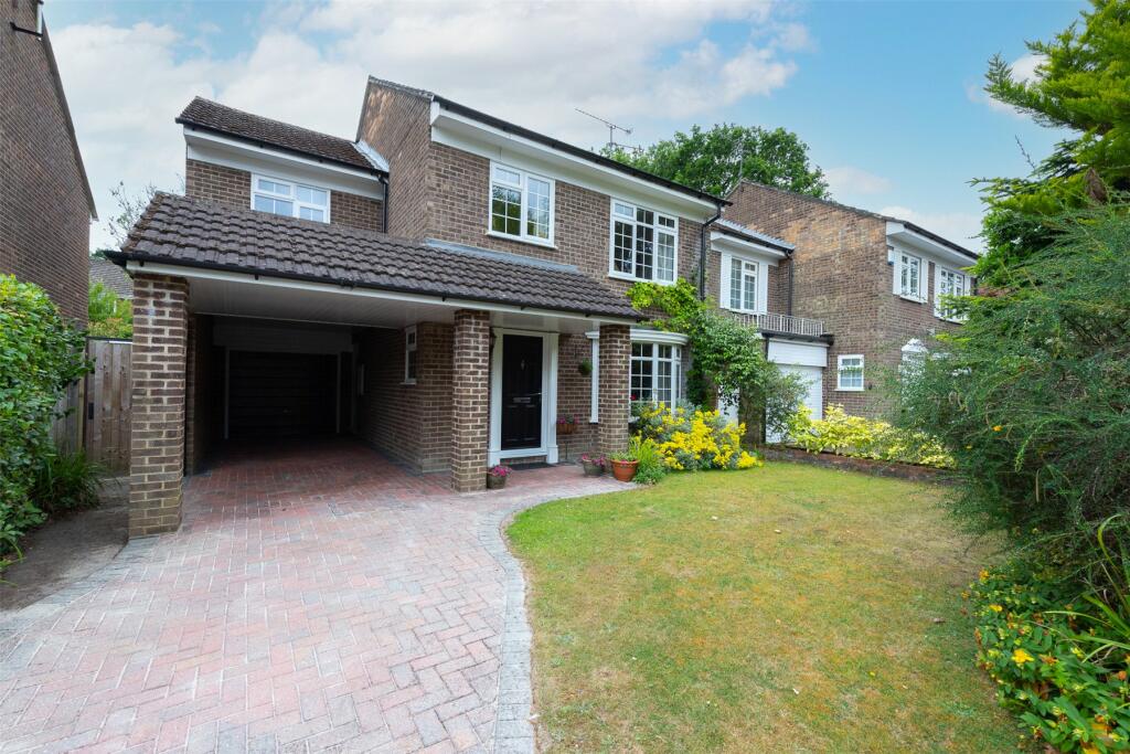 4 bedroom detached house for sale in Woburn Close, Frimley, Camberley