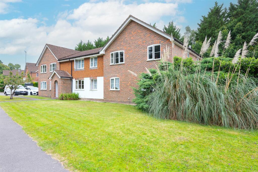 1 bedroom flat for sale in Houlton Court, Bagshot, Surrey, GU19
