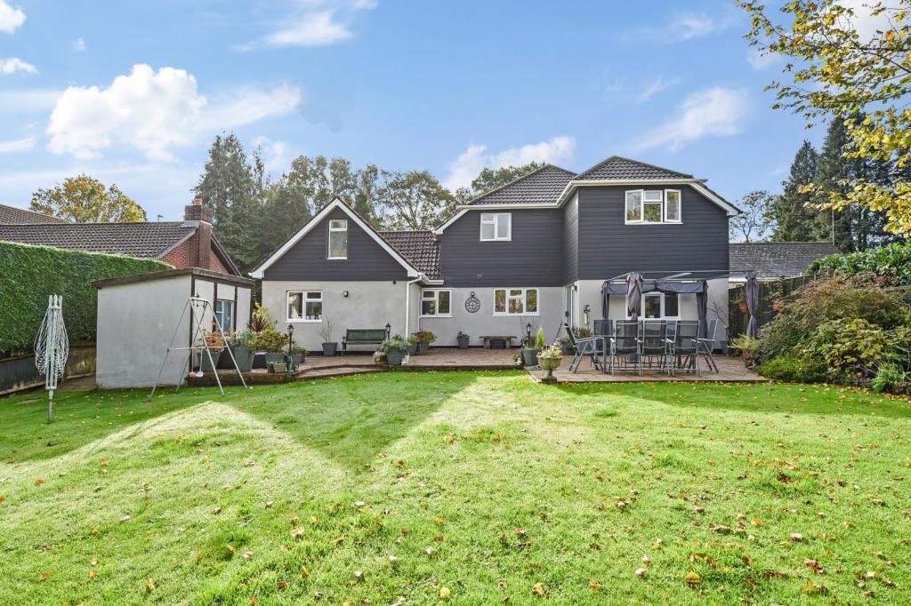 5 bedroom detached house for sale in Winchester Road, Four Marks, Alton
