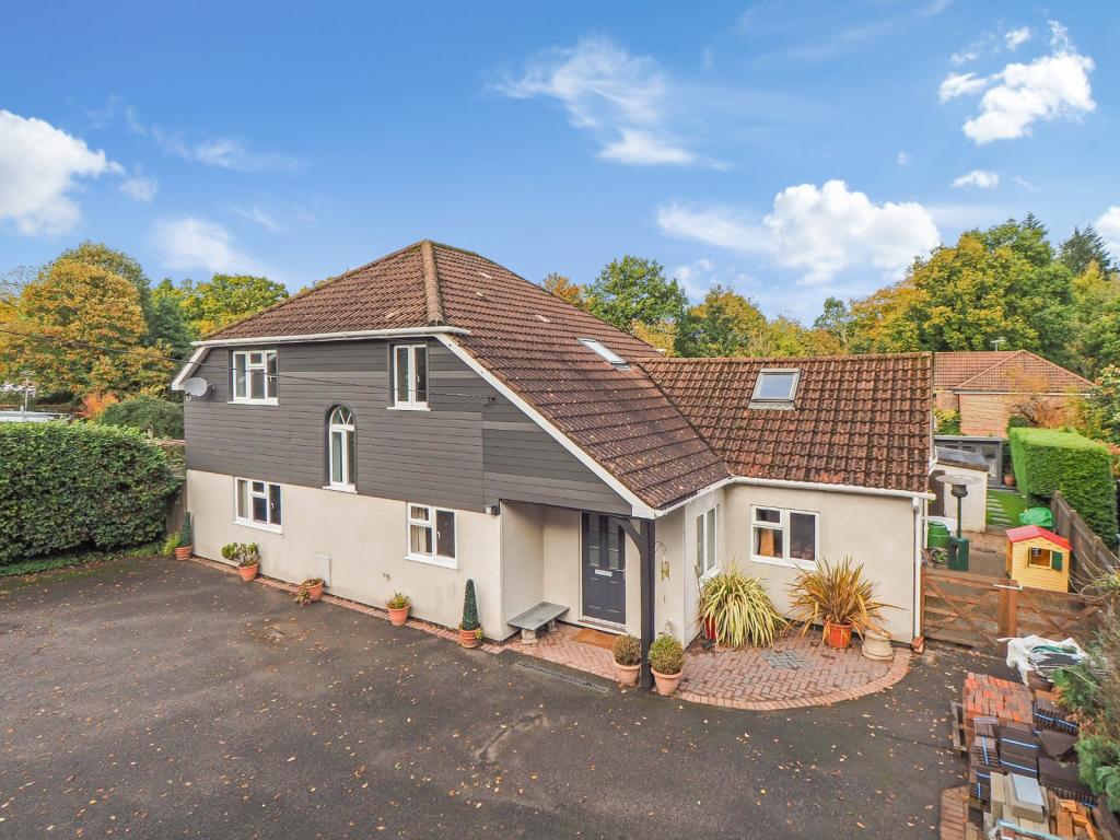 5 bedroom detached house for sale in Winchester Road, Four Marks, Alton