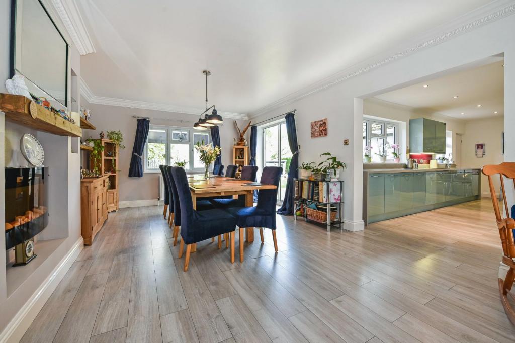 5 bedroom detached house for sale in Winchester Road, Four Marks, Alton