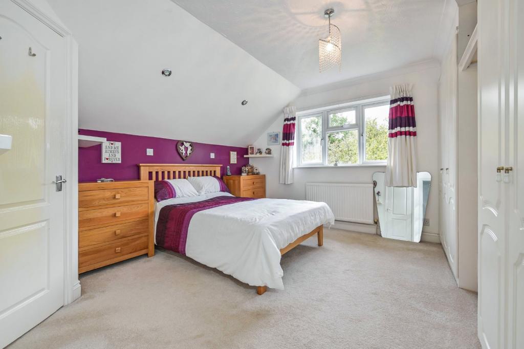 5 bedroom detached house for sale in Winchester Road, Four Marks, Alton