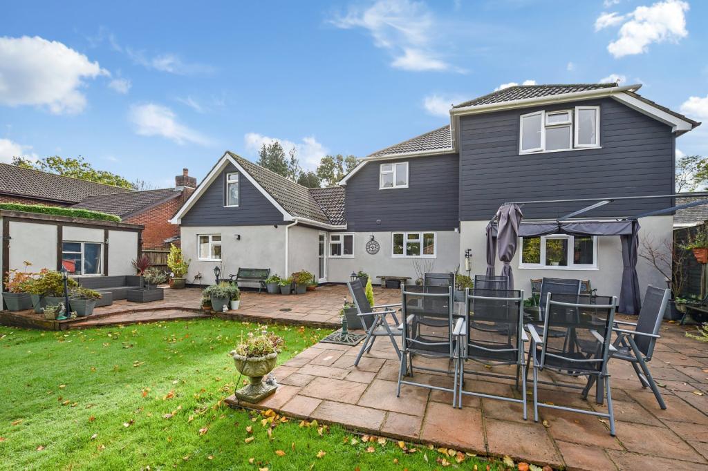 5 bedroom detached house for sale in Winchester Road, Four Marks, Alton