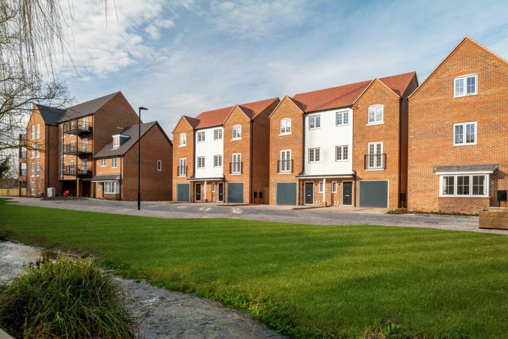 4 bedroom semidetached house for sale in Harp Avenue, Alton, Hampshire