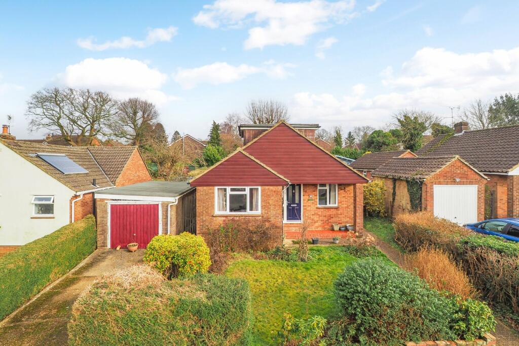 4 bedroom bungalow for sale in Yarnhams Close, Four Marks, Alton