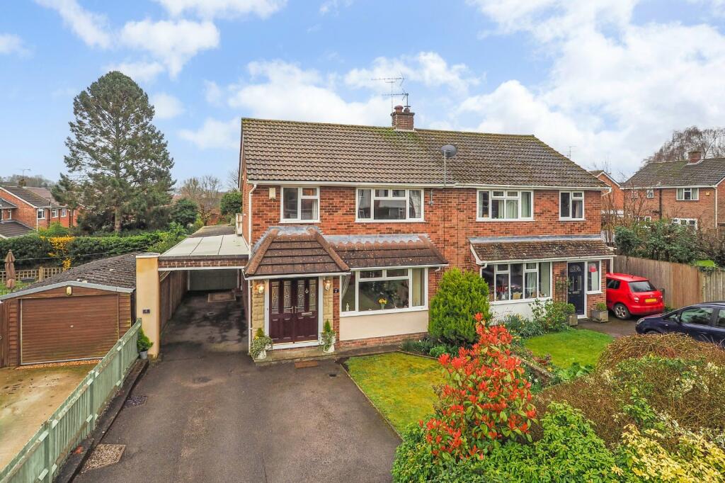 3 bedroom semidetached house for sale in Downsway, Alton, Hampshire, GU34