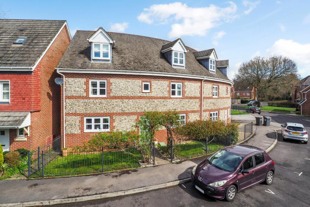 5 bedroom semidetached house for sale in Goldcrest Way, Four Marks