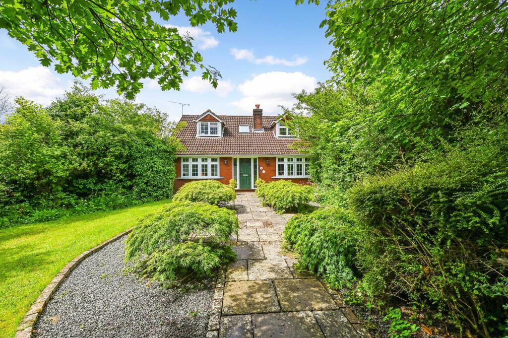 3 bedroom bungalow for sale in Blackberry Lane, Four Marks, Alton