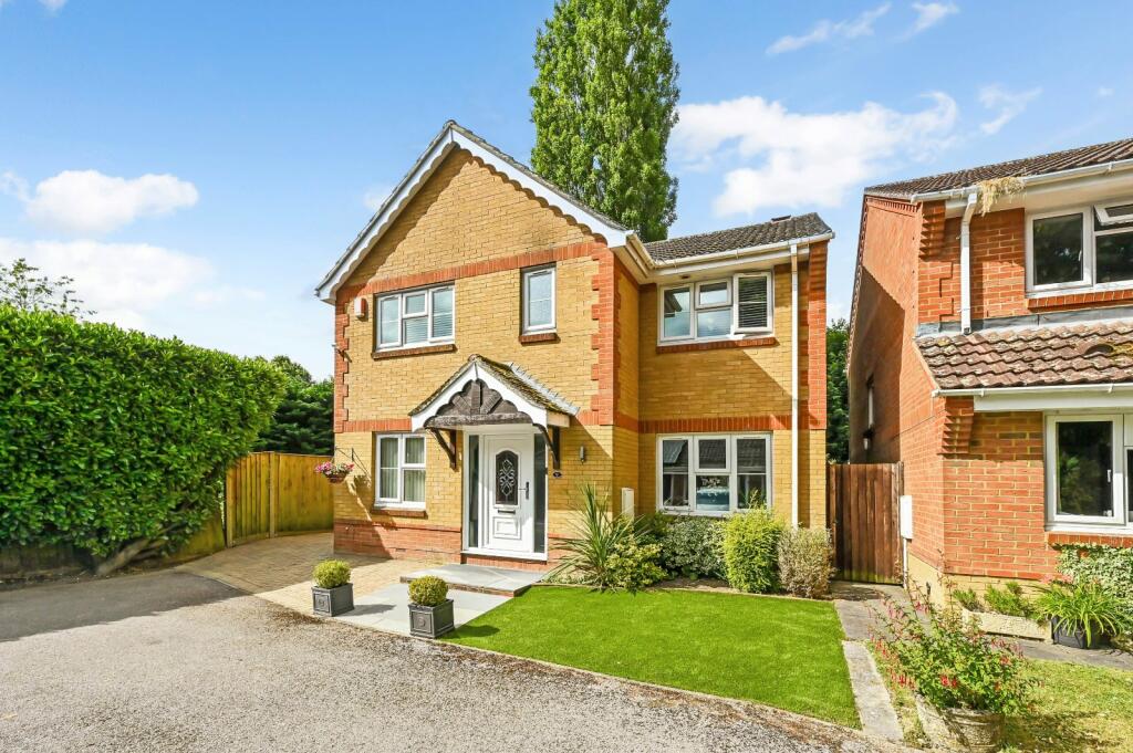 4 bedroom detached house for sale in Smithy Close, Holybourne, Alton