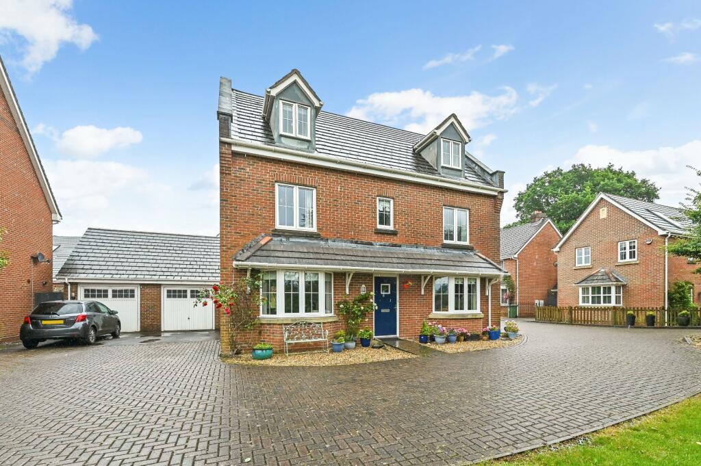 5 bedroom detached house for sale in Chaffinch Road, Four Marks, Alton