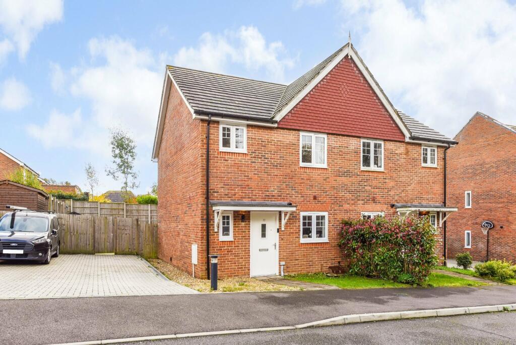 2 bedroom semidetached house for sale in Nelson Drive, Medstead, Alton