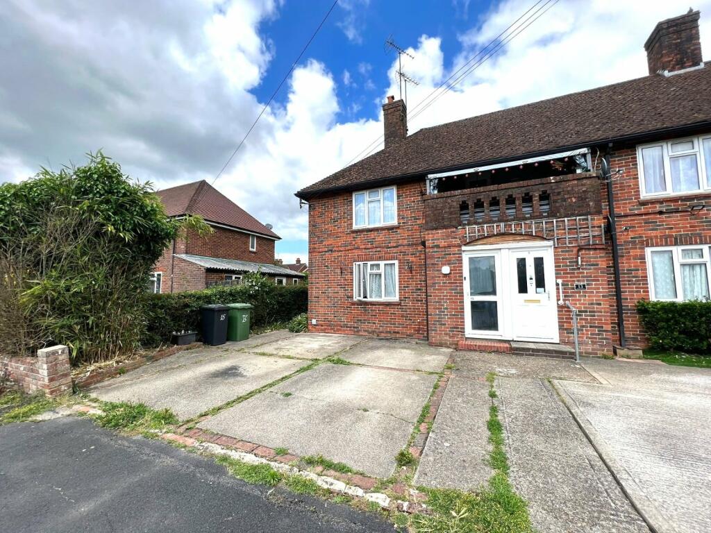 2 bedroom flat for sale in Whitedown, Alton, Hampshire, GU34