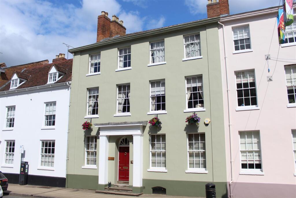 Main image of property: High Street, Warwick