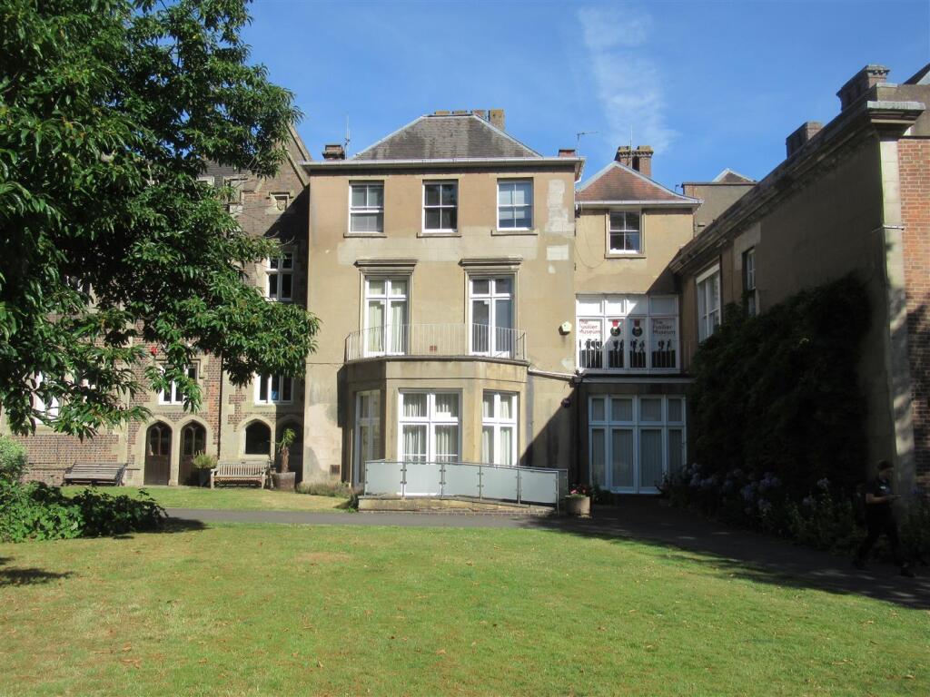 Main image of property: Jury Street, Warwick