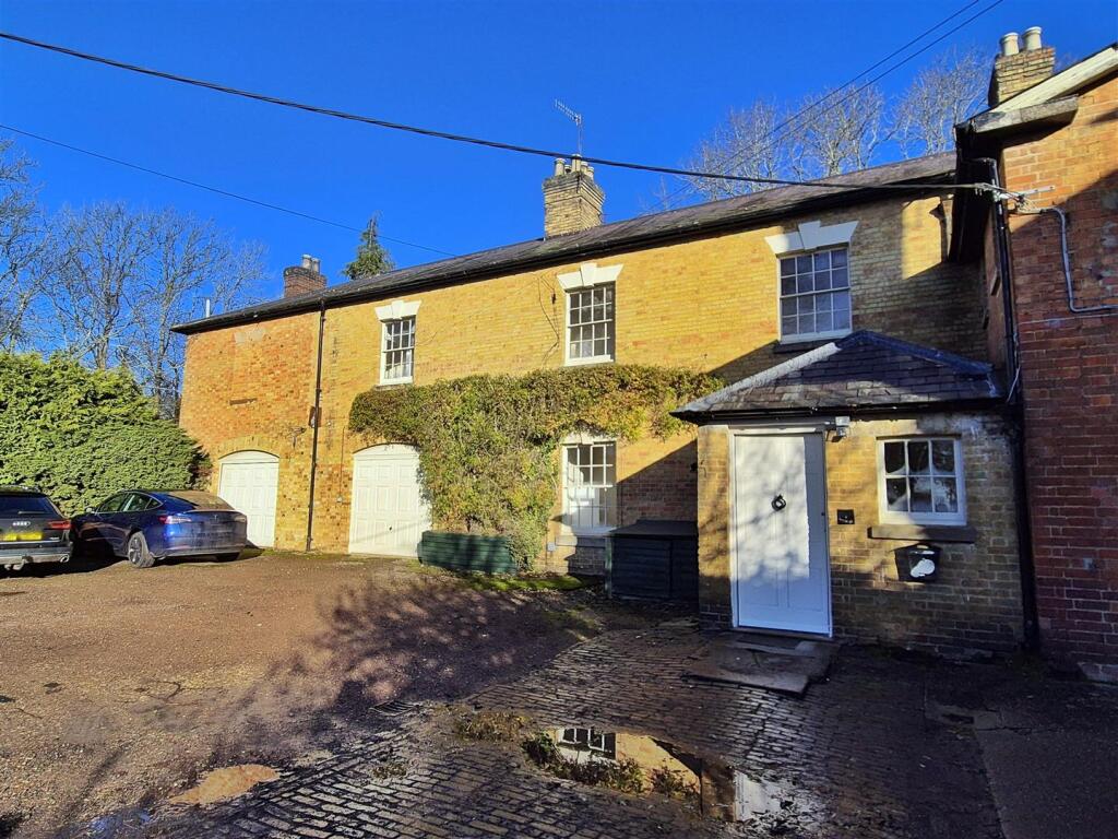 Main image of property: Chadshunt, Warwick